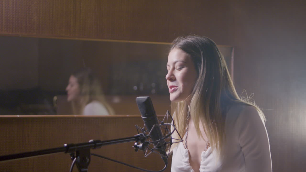 hermosa cantante que trabaja en un estudio de música