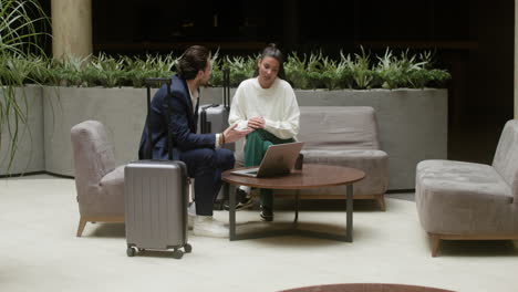 Business-people-having-a-discussion-in-the-hotel-hall