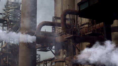 golpes de vapor de tubos de ventilación oxidados en la fábrica de acero industrial