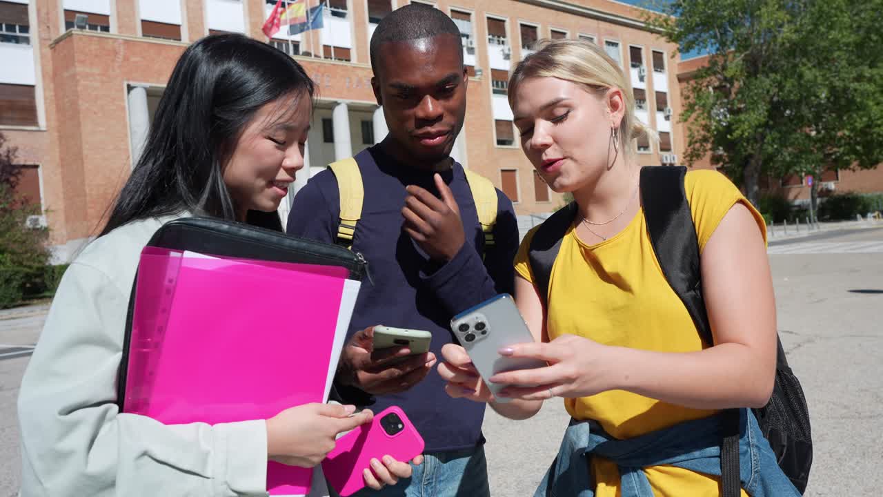 Gruppo eterogeneo di studenti nel campus universitario