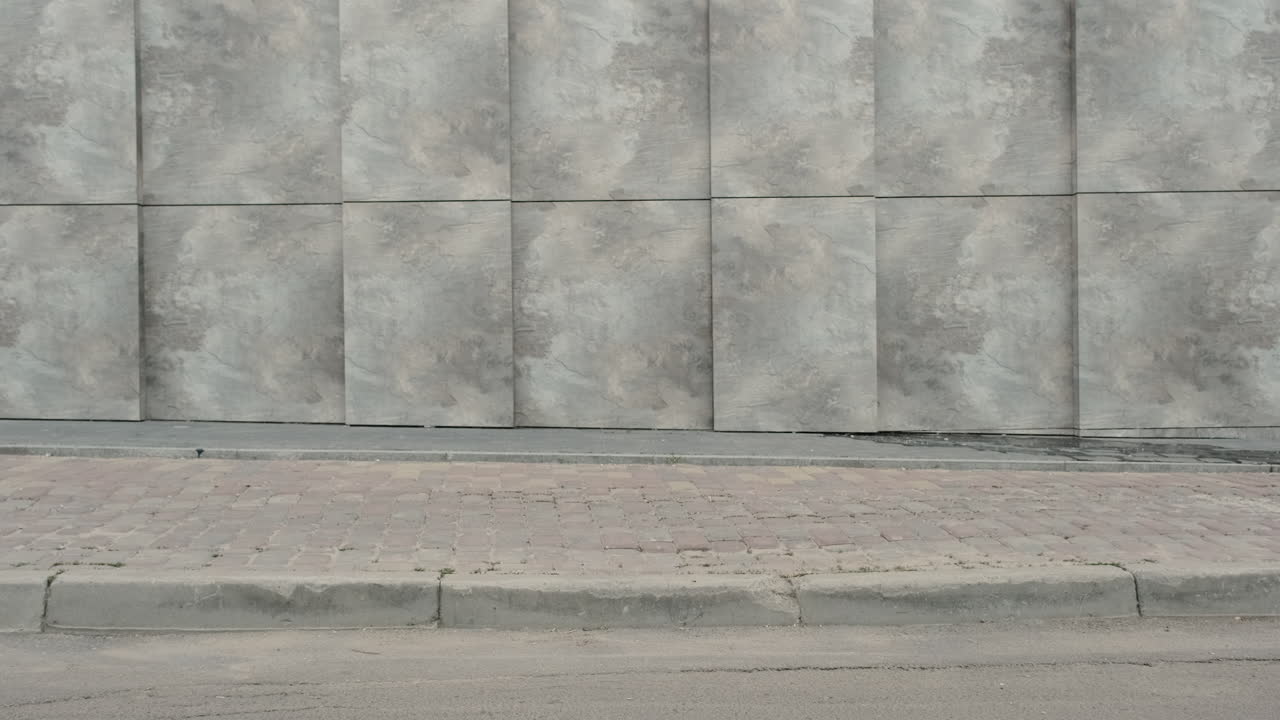 pareja deportiva corriendo juntos en la ciudad por la mañana