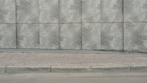 pareja deportiva corriendo juntos en la ciudad por la mañana