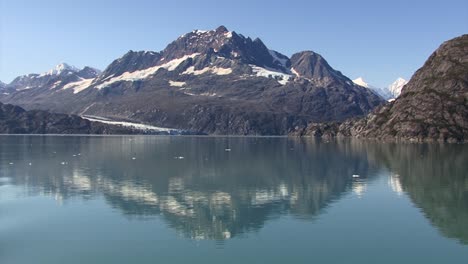 navegando a través de la entrada reid, glaciar reid, alaska en verano