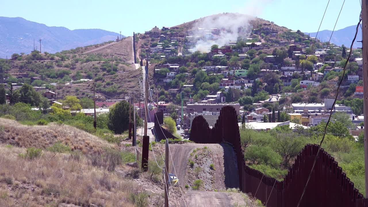 nogales arizona 3에서 미국 멕시코 국경 벽을 따라 볼 수 있습니다.