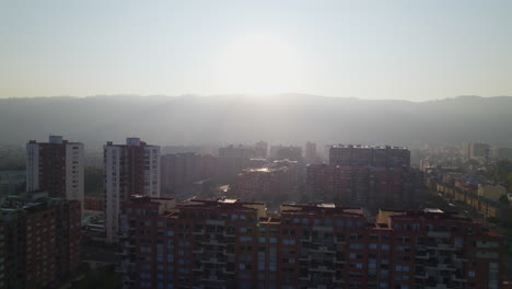 Morgensonnenaufgang-über-Dem-Städtischen-Stadtgebiet-Mit-Hohen-Wohngebäuden-Und-Grünen-Bäumen