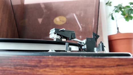 reproductor de mesa giratoria con disco de vinilo negro en funcionamiento