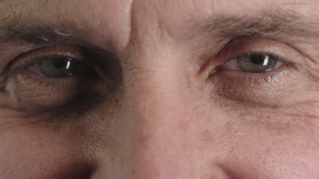 aus der nähe reife männliche augen suchen nachdenklich glücklicher ausdruck menschliches sehvermögen emotion