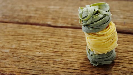 Primer-Plano-De-Fettuccine-Verde-Y-Amarillo.