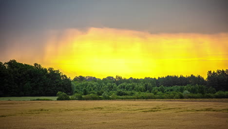 Schöne-Ländliche-Szene-Leuchtend-Gelb-Gefärbter-Himmel-Mit