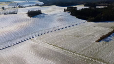 Sanftes-Morgenlicht-über-Frostigem-Ackerland