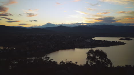 Lapso-De-Tiempo-Del-Lago-Jindabyne-Montañas-Nevadas-De-Australia-Perecer-Thredbo-Jindy-Puesta-De-Sol-Invierno-Por-Taylor-Brant-Película