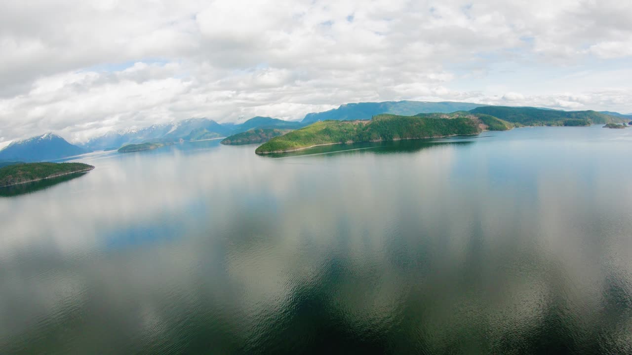 황폐화 소리 (desolation sound) - 상공에서 볼 수 있는 반사적인 물 (reflecting water) 이 사라 포인트 (sarah point) 로 향해 날아가며 샤인 코스트 (sunshine coast) 에 착륙한다.