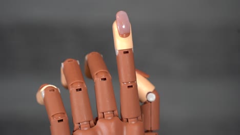Weibliche-Hände-Bemalen-Mit-Lack-Falsche-Nägel,-Die-Auf-Eine-Handprothese-Geklebt-Sind-4k
