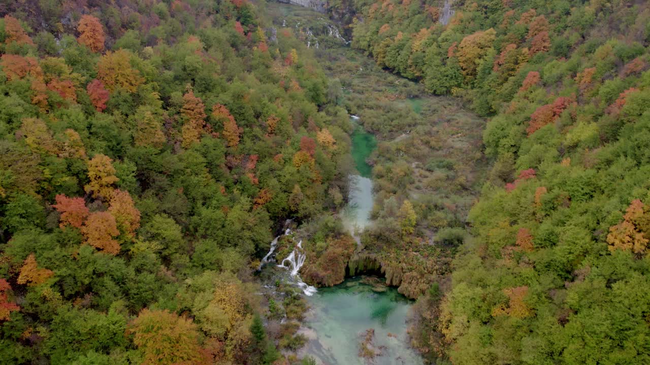 Cascata tranquilla con nebbia circostante che sfocia in un lago calmo, Croazia