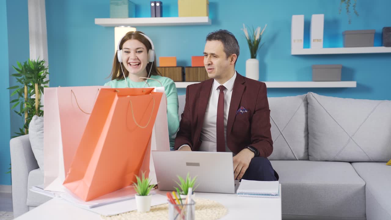 problema de compras entre padre e hija.