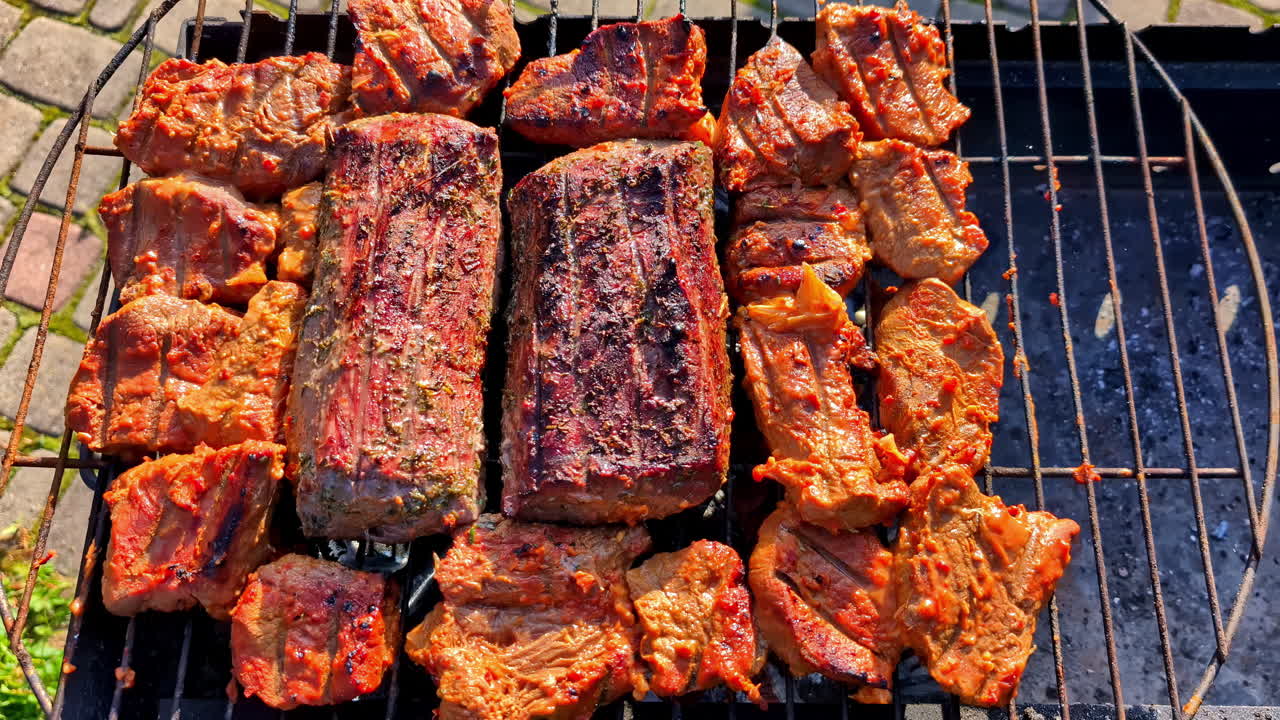 고기, 고기, 가금류, 돼지고기, 야외 뜨거운 열, 금속 그릴, bbq, 느린 비, 김, 마리네이트, 식품 요리법