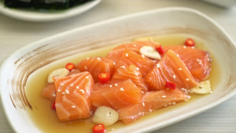 salmón fresco shoyu marinado crudo o salsa de soja en escabeche de salmón - estilo de comida asiática