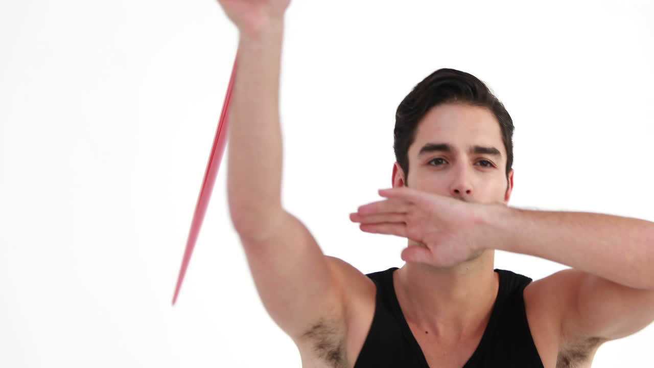 창을 들고 있는 미소 짓는 스포츠맨