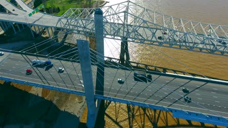 4k aerial louisville kentucky city verkeer rivier brug flyover trekken terug