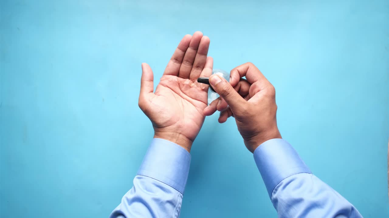 손 소독제를 적용하는 것