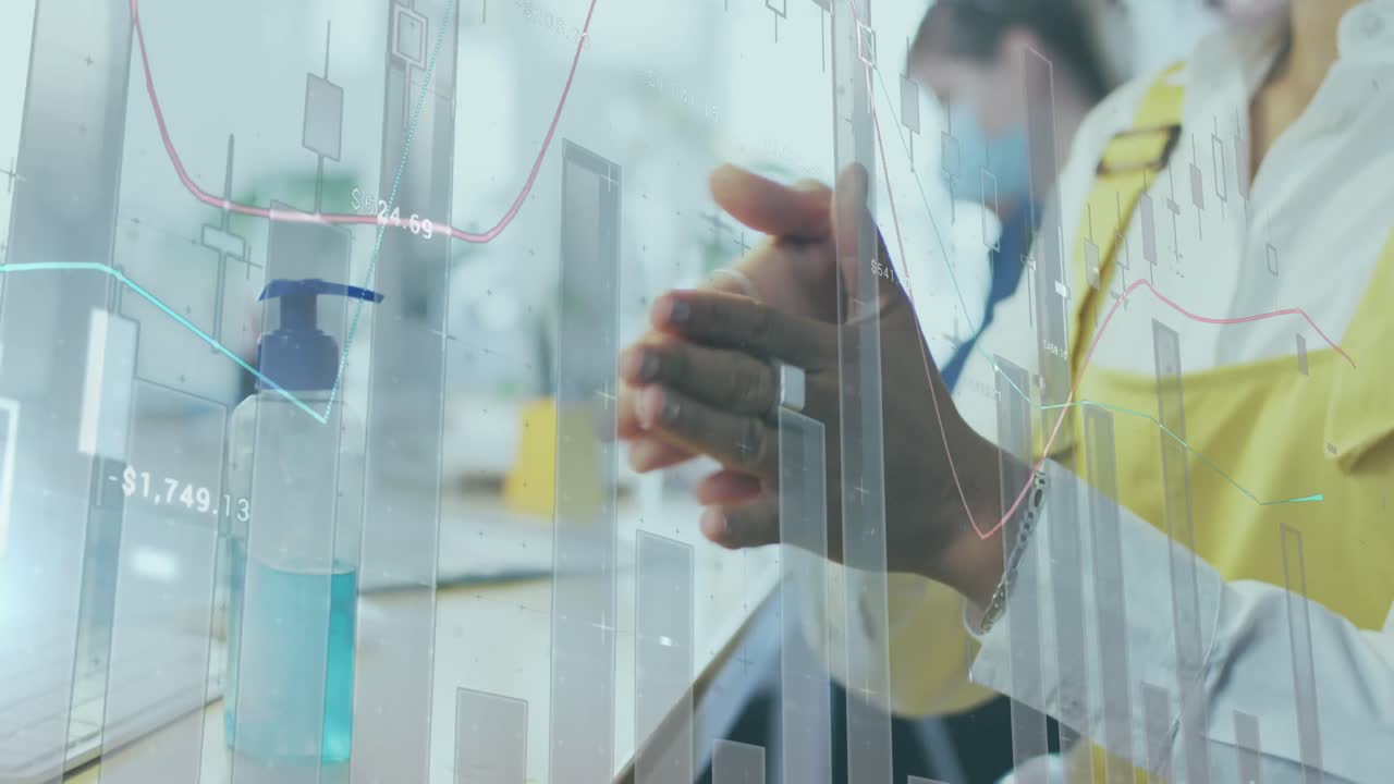 animación del procesamiento de datos financieros sobre una mujer de negocios desinfectando las manos