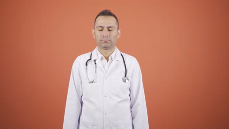 el médico mira a la cámara con una expresión sencilla.