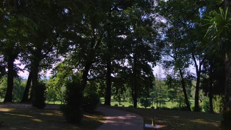 Langsame-Luftaufnahmen-Des-Traumhaften-Weges-Im-Grünen-Park