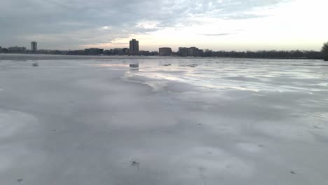 Capa-De-Hielo-Que-Cubre-La-Superficie-De-Un-Lago-Temporada-De-Invierno