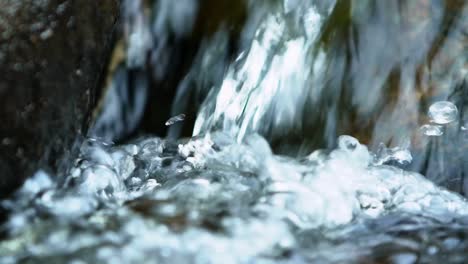 Zeitlupenaufnahme-Von-Wasser-In-Einem-Fluss