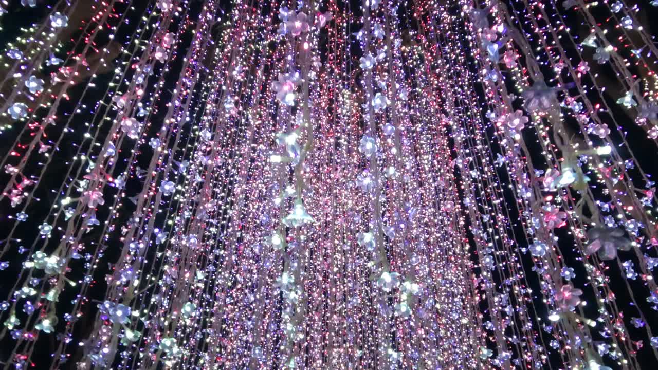 가운 터널 아래에서 는 겨울 조명