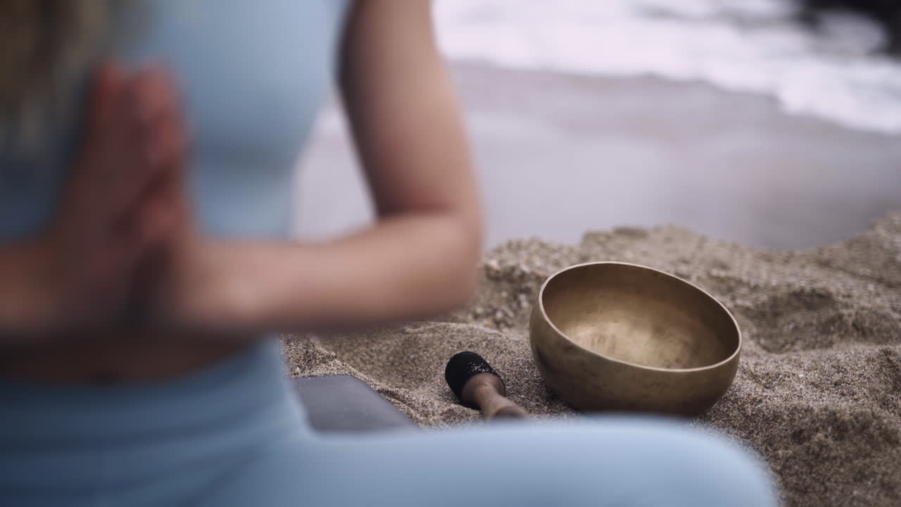 expresando gratitud a dios usando cuenco tibetano