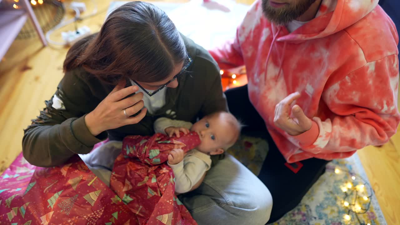 행복한 가족 크리스마스 선물을 풀고