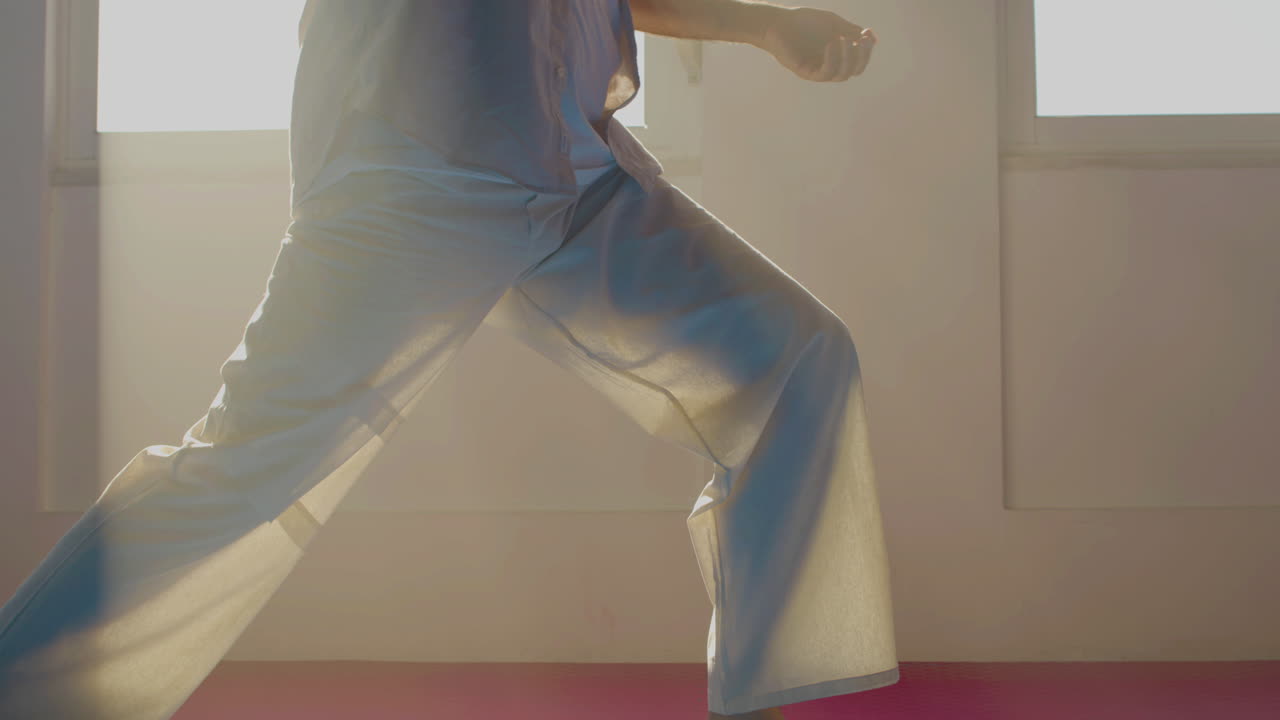 체육관 에서 느린 움직임 을 하는 남자