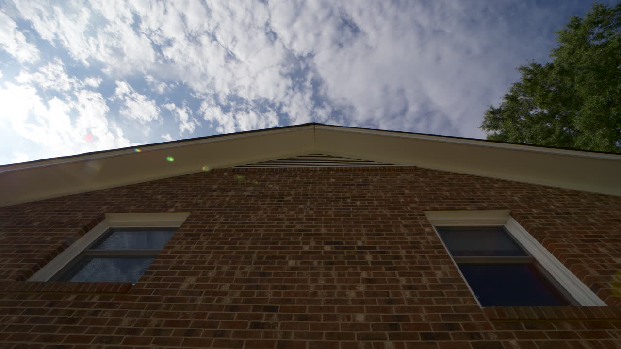 hermoso lapso de tiempo sobre una casa de ladrillos de clase media