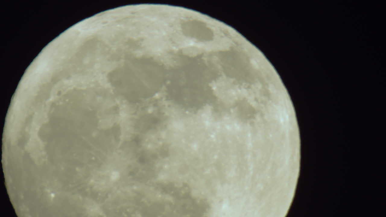 크레이터 세부 사항 을 볼 수 있는 극심 한 클로즈업 의 보름달