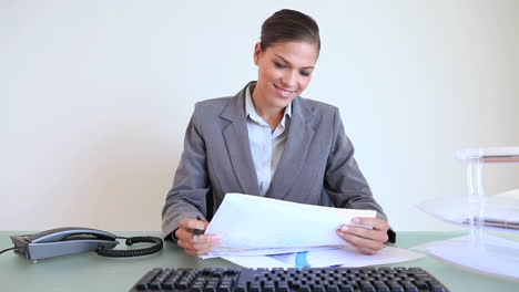 una mujer de negocios seria con cartas.