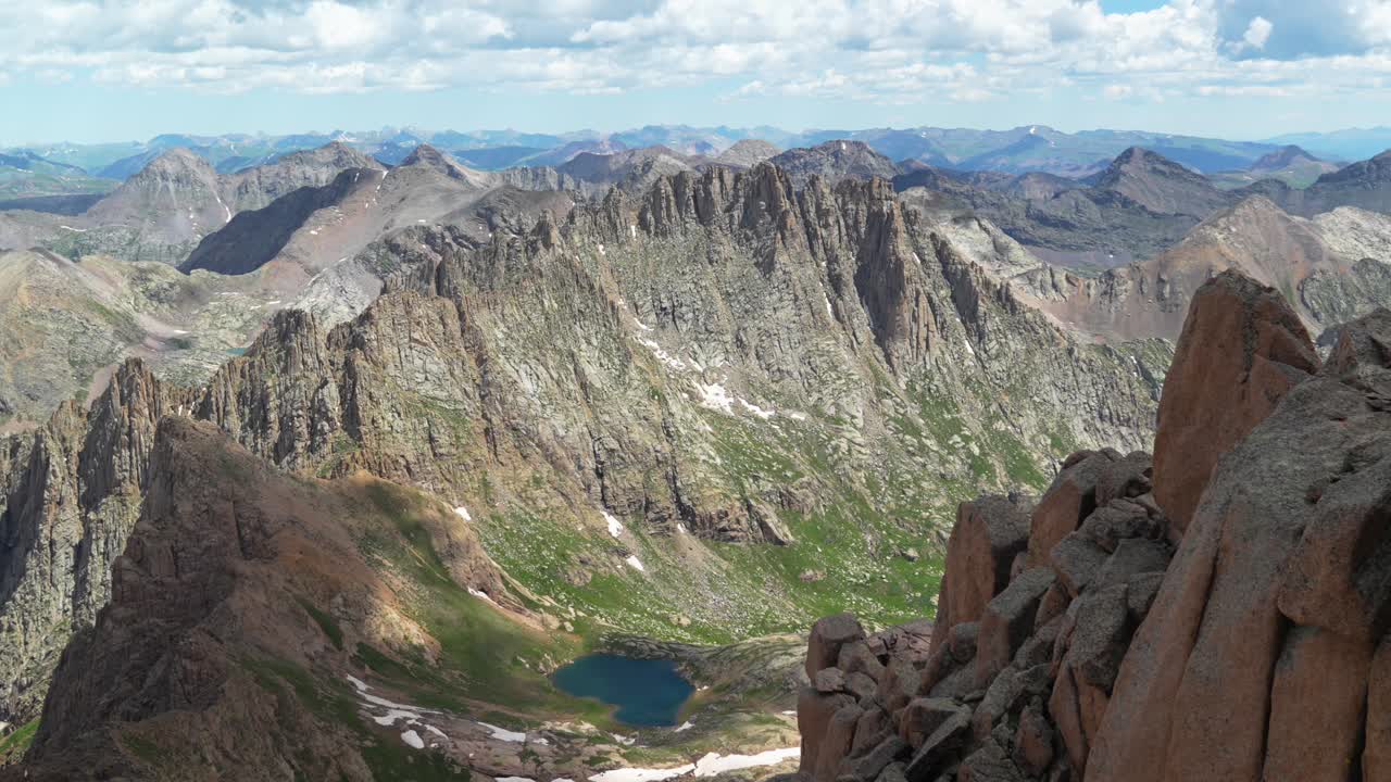 paisaje de montaña con lago