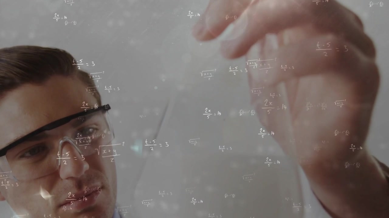 Chimico che ispeziona una fiaschetta in laboratorio, con una mano che si estende avviando formule fluttuanti che analizzano un campione.