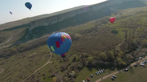 globos de aire caliente sobre un paisaje de valle