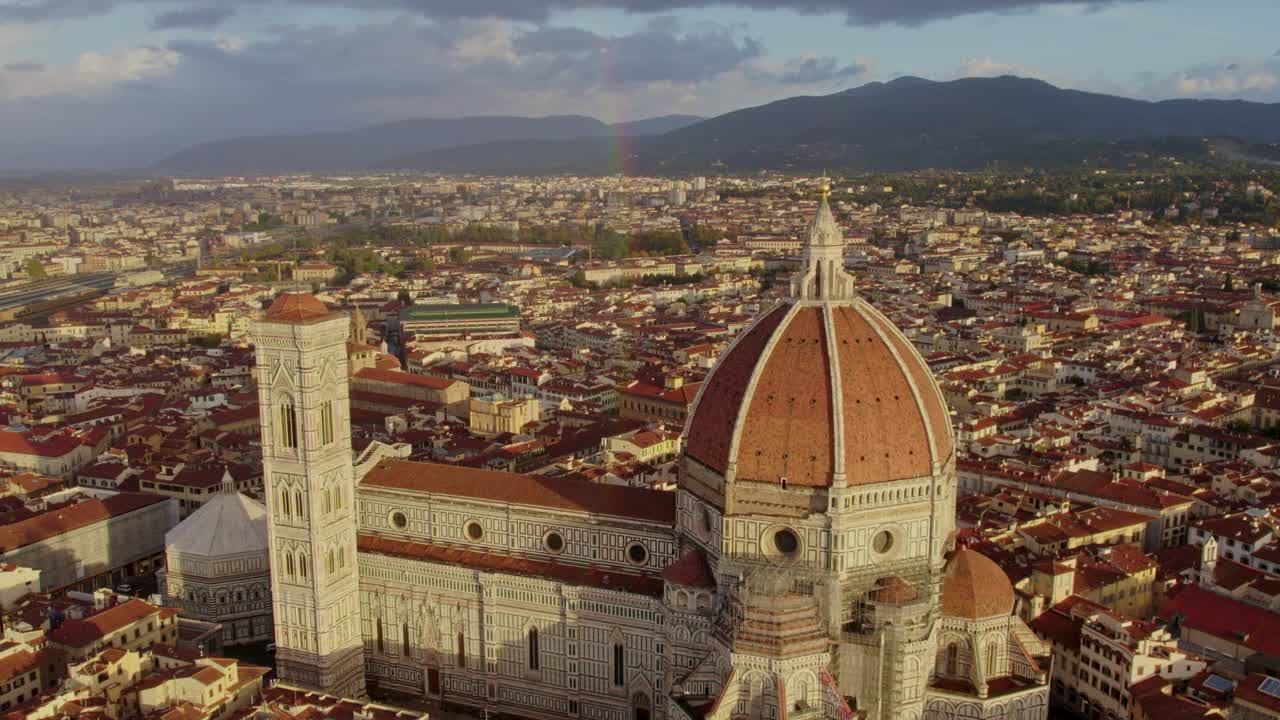 Vista aerea del Duomo di Firenze e del panorama urbano con arcobaleno