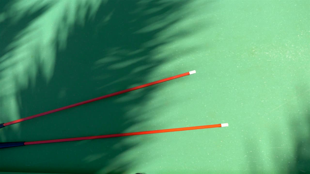 video de una pilla de billar en la mesa de billar a cámara lenta en 4k