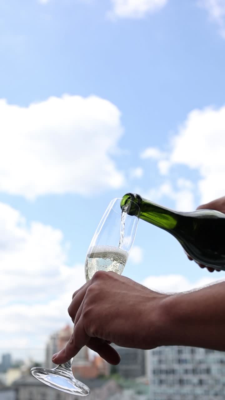 vertiendo champán en un techo