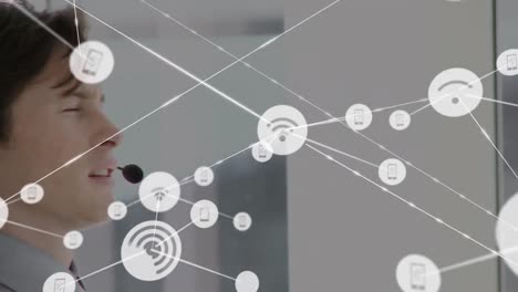 animación de la red de conexiones e iconos sobre un hombre de negocios con auriculares