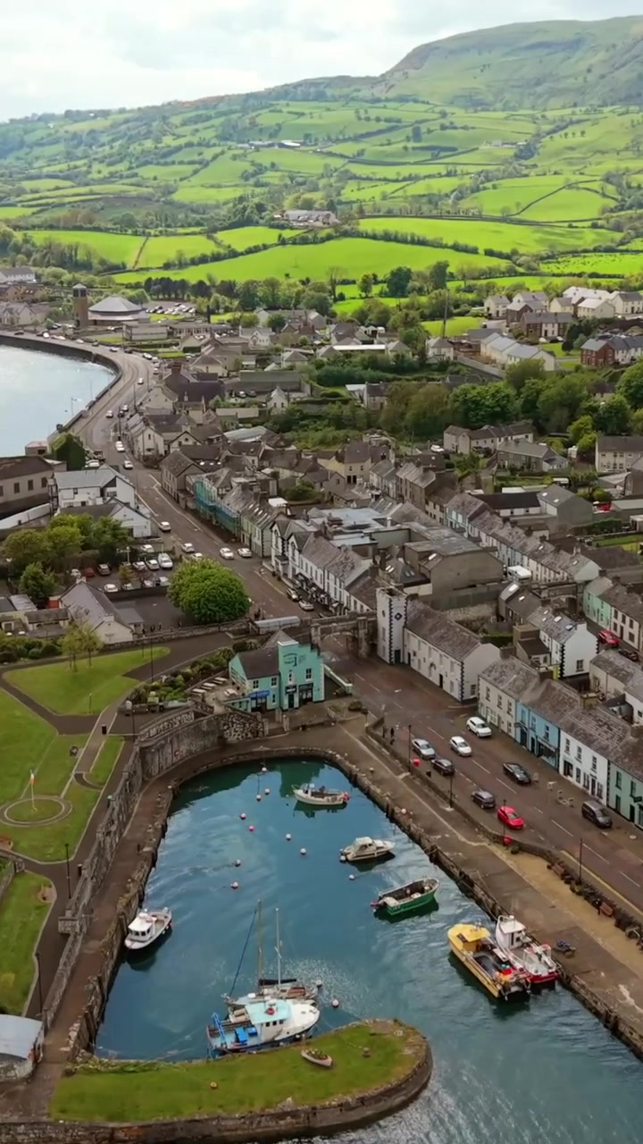 Pystysuuntainen ilmakuvausvideo sosiaaliseen mediaan Carnloughin satamasta, Causeway Coastal Routen varrella Antrimin kreivikunnassa, Pohjois-Irlannissa, Yhdistyneessä kuningaskunnassa. Tuotettu aurinkoisena päivänä resoluutiolla 1080x1920 ja Rec709-väreillä.