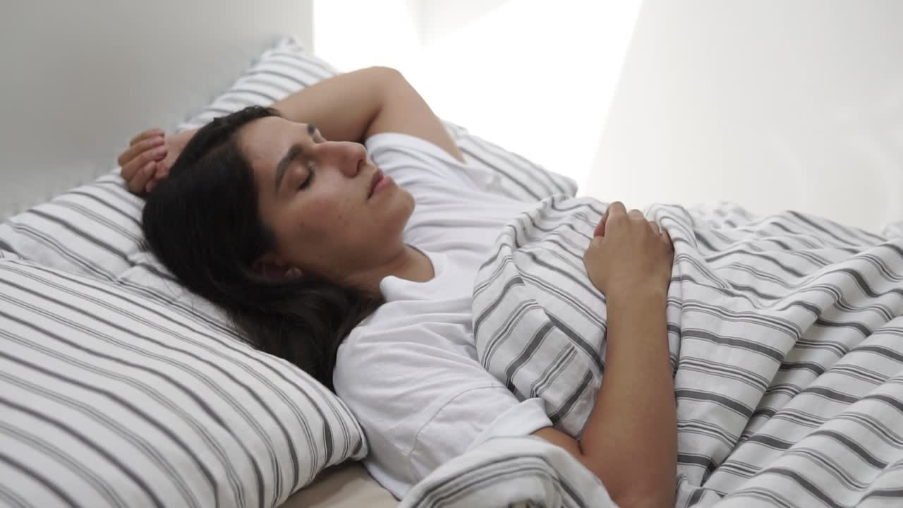 mujer durmiendo en la cama