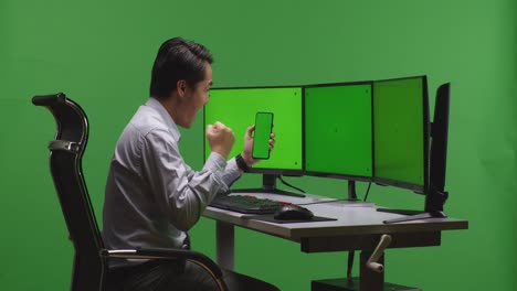 un hombre de negocios feliz celebrando en su escritorio.
