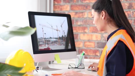 ingeniera civil mujer trabajando en computadora