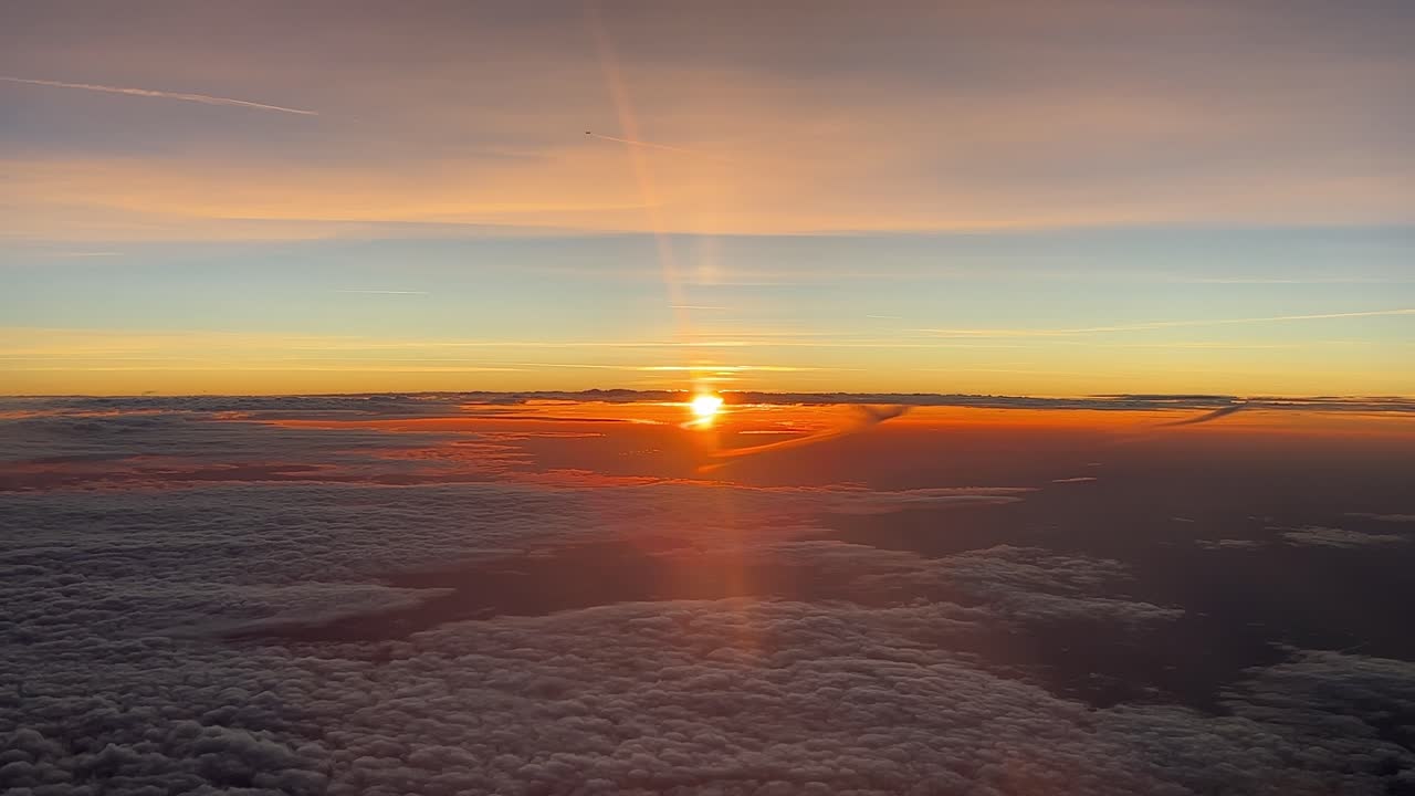 um pôr-do-sol incrível tirado de um avião num voo real a 10000 m de altura