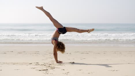 Junge-Frau-Schlägt-Am-Strand-Rad