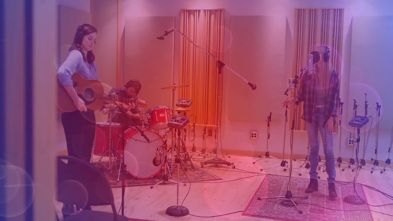 I membri della band rispondono al segnale di avvio registrando accordi di chitarra, ritmi di batteria e cantando in uno studio musicale